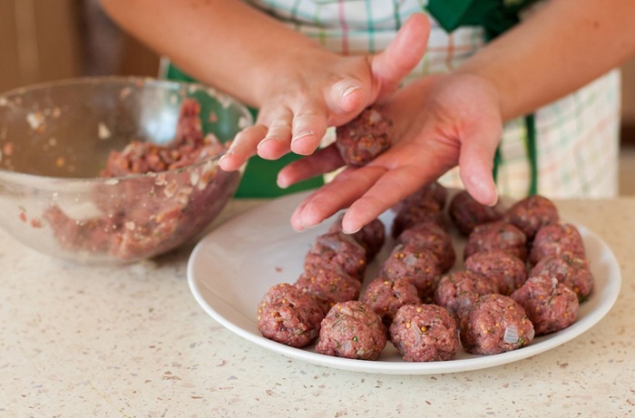 Слегка прижимайте тефтели, чтобы выпустить воздух. / Фото: attuale.ru Слегка прижимайте тефтели, чтобы выпустить воздух. / Фото: attuale.ru