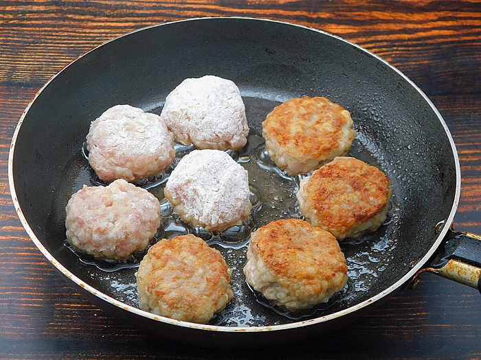 Обжаривайте тефтели до золотистой корочки. / Фото: dzen.ru Обжаривайте тефтели до золотистой корочки. / Фото: dzen.ru