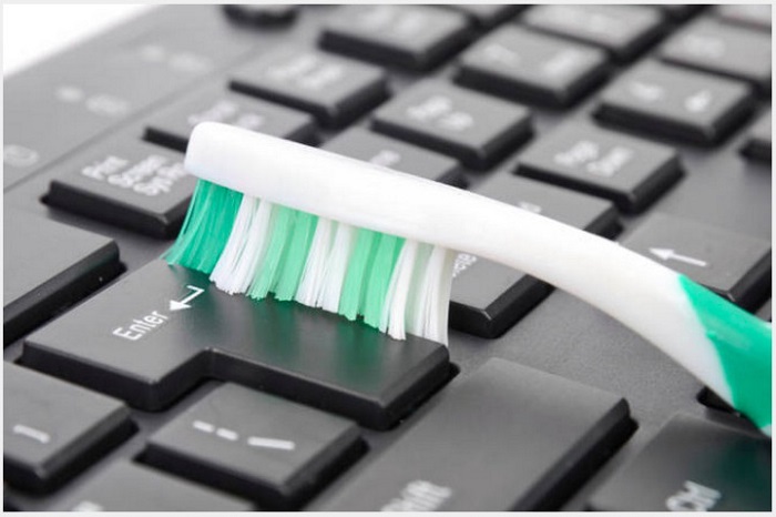 При помощи зубной щетки можно очистить клавиатуру от крошек и грязи. / Фото: thumbpress.com