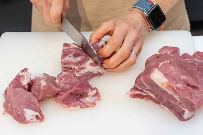 Мясо важно резать вдоль волокон. / Фото: vkusvill.ru Мясо важно резать вдоль волокон. / Фото: vkusvill.ru