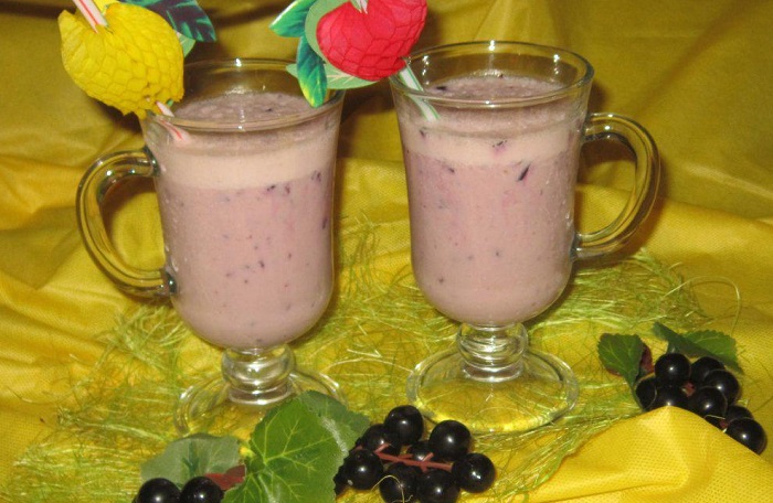 В молочном коктейле со смородиной молоко может свернуться. / Фото: vpuzo.com В молочном коктейле со смородиной молоко может свернуться. / Фото: vpuzo.com