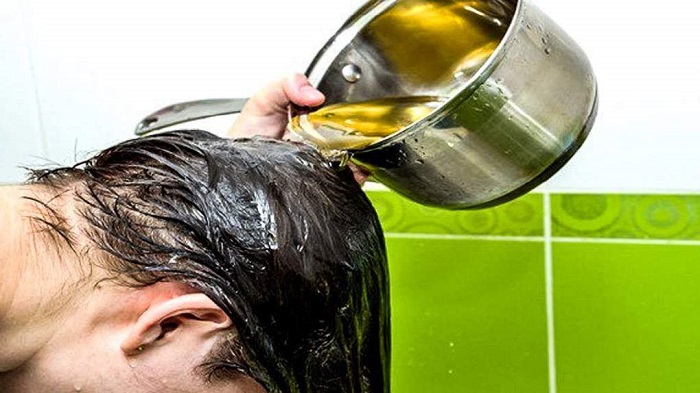 Ополосните волосы чайной заваркой, чтобы сделать их мягкими и блестящими. / Фото: top10a.ru