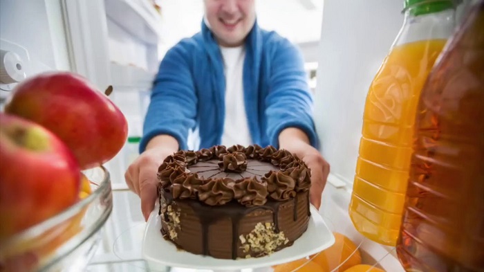 Свежий торт может храниться в холодильнике перед продажей. / Фото: home-tort.com.ua