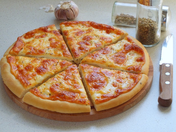 Основа пиццы не должна быть сырой. / Фото: zdorovogotovim.ru