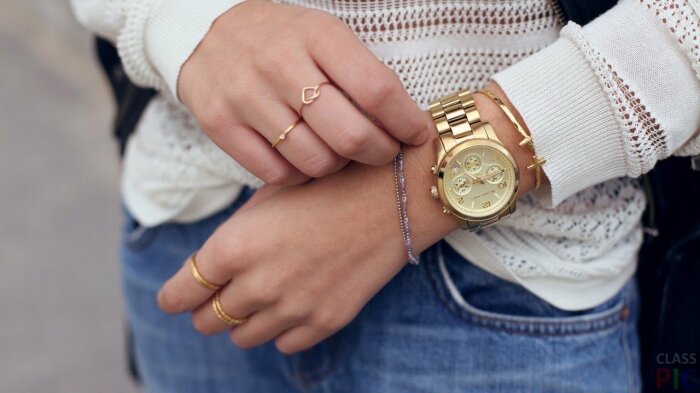 Наручные часы можно носить в паре с браслетами. / Фото: voguemoda.ru