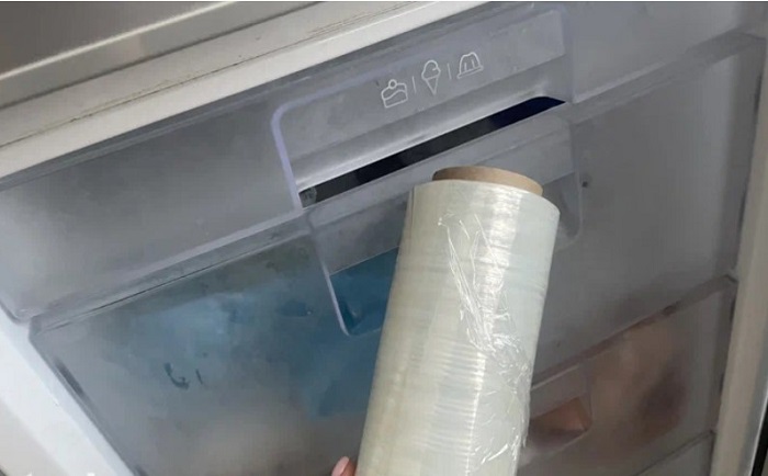 Храните пищевую пленку в морозильной камере