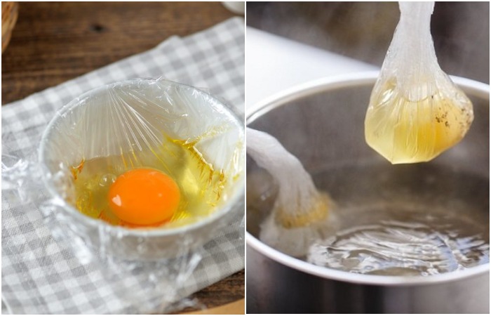 Разбейте яйцо в пленку и опустите в кипящую воду
