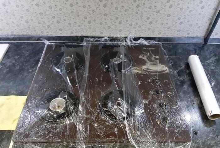 Нанесите чистящее средство и накройте плиту пленкой