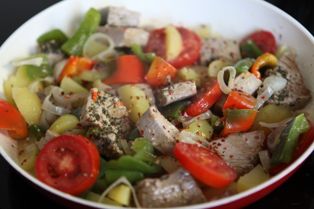 Тунец с овощами - отличный пример блюда 2в1. / Фото: dieta-prosto.ru