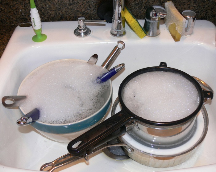 Замочите посуду в мыльной воде. / Фото: usluga-vsem.ru