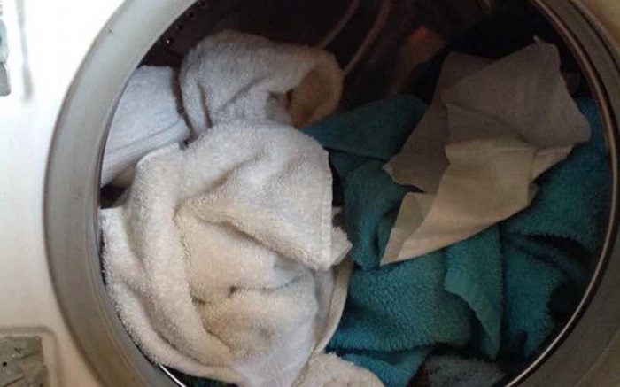 Отправьте все грязные полотенца в стиральную машину. / Фото: tehnika-gid.ru