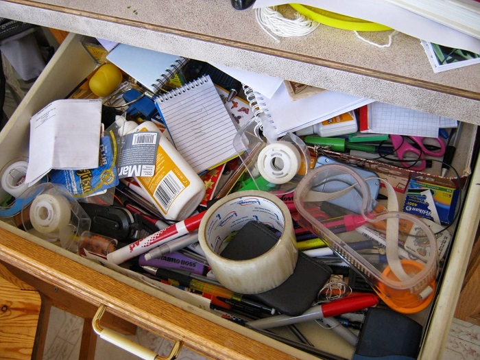 В ящике стола редко получается организовать упорядоченное хранение. / Фото: mebel-gu.ru