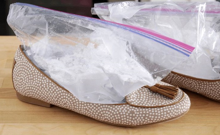 Положите в обувь пакеты с водой и заморозьте Положите в обувь пакеты с водой и заморозьте