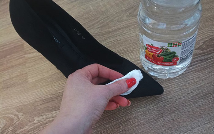 Смочите ватный диск в растворе уксуса Смочите ватный диск в растворе уксуса