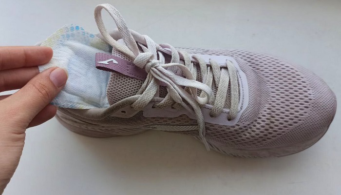 Приклейте к стелькам кроссовок прокладки Приклейте к стелькам кроссовок прокладки