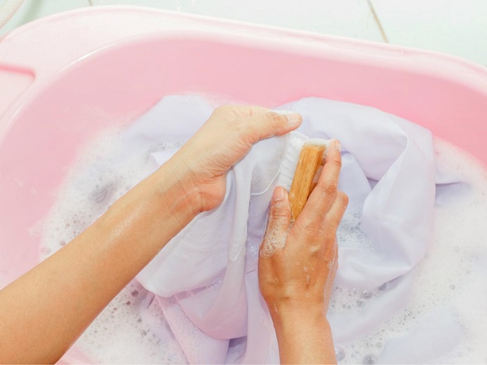 Застирайте одежду хозяйственным мылом. / Фото: syl.ru