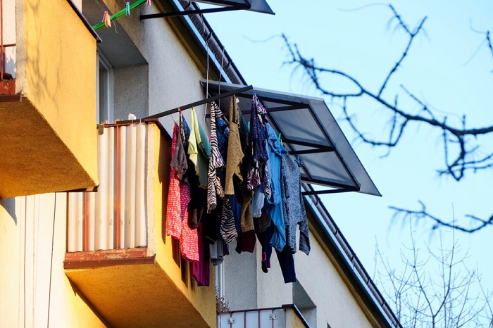 Проветривать одежду удобно на открытом балконе. / Фото: stylishbag.ru