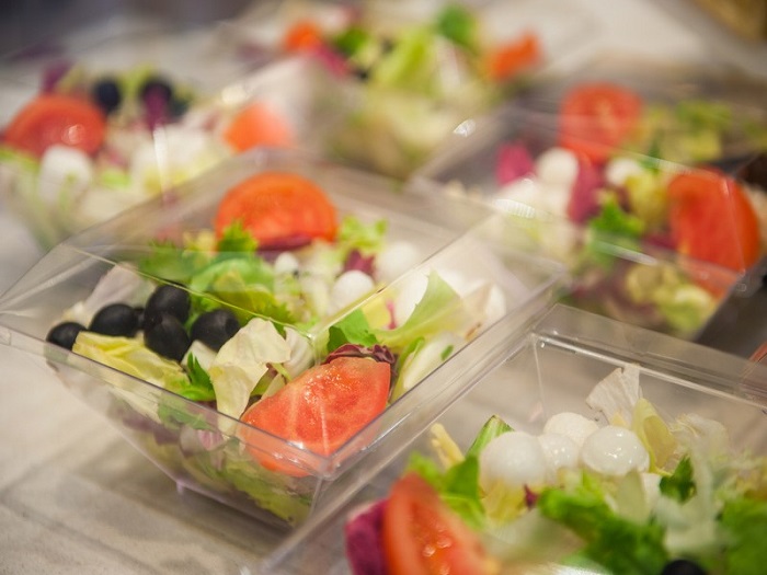 Первые пару дней лучше питаться овощными салатами. / Фото: blisterprom.ru