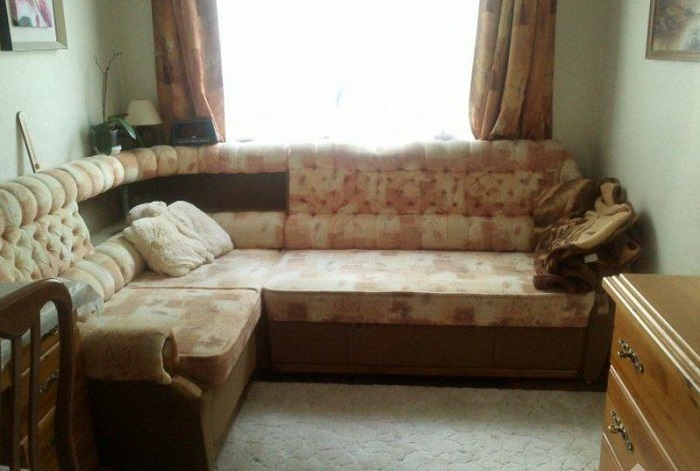 Такой диван занимает половину комнаты