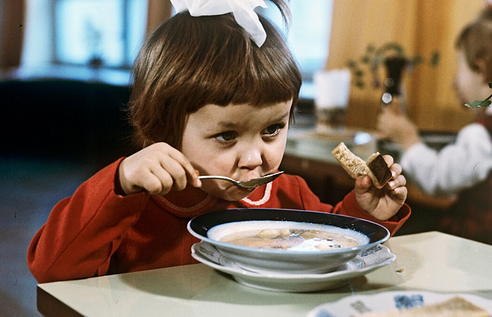 Привычку заедать все хлебом прививают с детства. / Фото: healthandwellness.ru