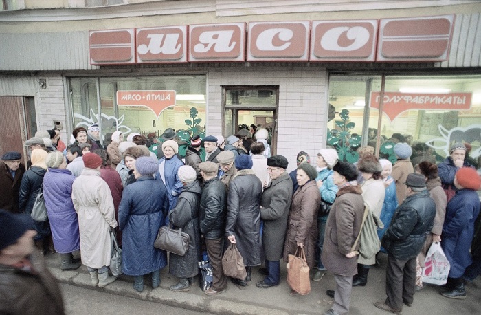 В Советском Союзе люди отстаивали огромные очереди за продуктами. / Фото: rusvesna.su
