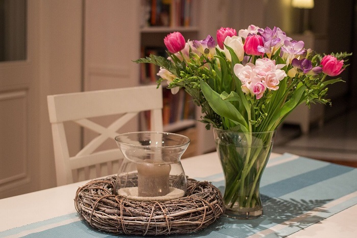 Букет живых цветов в вазе. / Фото: mebel-gu.ru