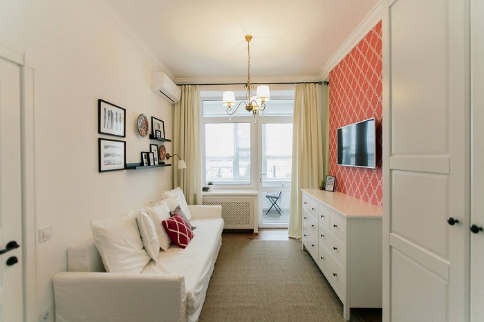 Узкую комнату лучше оформлять в светлой цветовой гамме. / Фото: almode.ru