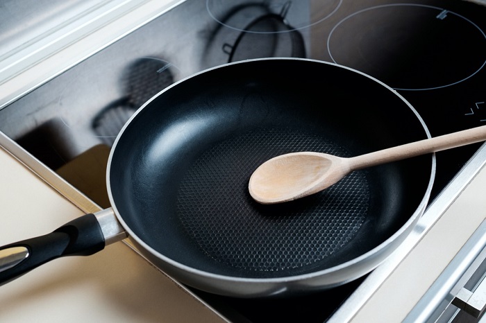 Тефлоновую сковороду нельзя нагревать до 250 градусов. / Фото: eatthis.com