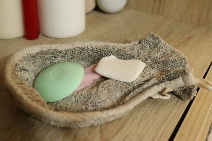 Складывайте на мочалку-варежку остатки мыла. / Фото: fb.ru