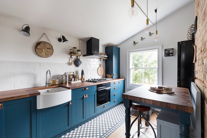В интерьер кухни отлично впишется гарнитур глубокого синего цвета. / Фото: design-homes.ru