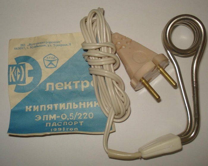 Кипятильник - мобильная альтернатива электрического чайника. / Фото: mirtesen.ru