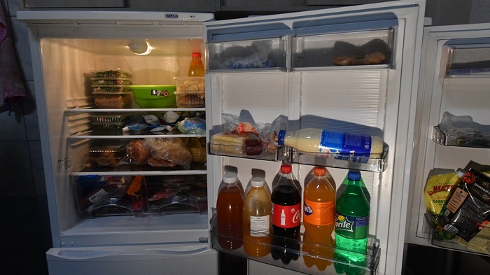 В переполненном холодильнике продукты быстрее портятся. / Фото: popgun.ru