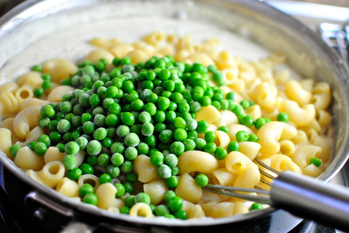 Макароны с зеленым горошком и соусом из растительного молока. / Фото: smak.ua