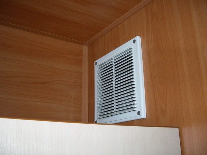 Вентиляционная решетка обычно находится под потолком. / Фото: gidroguru.com