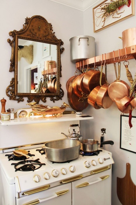 Медная посуда отлично смотрится на кухне. / Фото: livemaster.ru