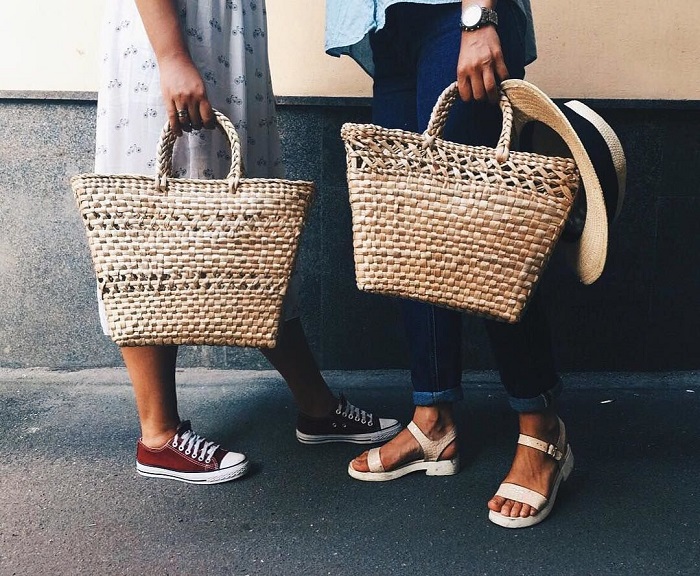 С плетеными сумками француженки ходят за покупками. / Фото: glamusha.ru
