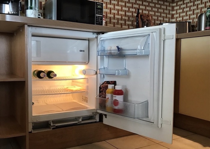 Если планируете хранить полуфабрикаты, холодильник должен быть с морозилкой. / Фото: mebkuh.ru