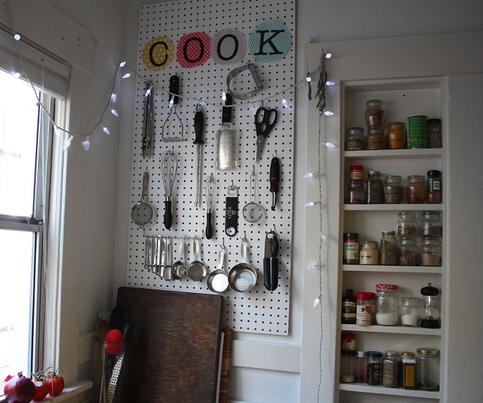 Перфорированная доска отлично подходит для хранения кухонных принадлежностей. / Фото: stroiteh-msk.ru