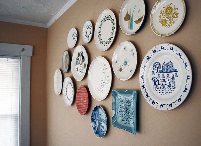 Тарелки отлично подходят для декора стен. / Фото: hameleone.ru