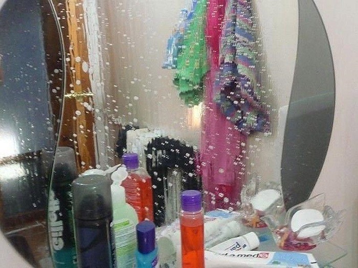 Зеркало в брызгах от пены и зубной пасты. / Фото: tert.am