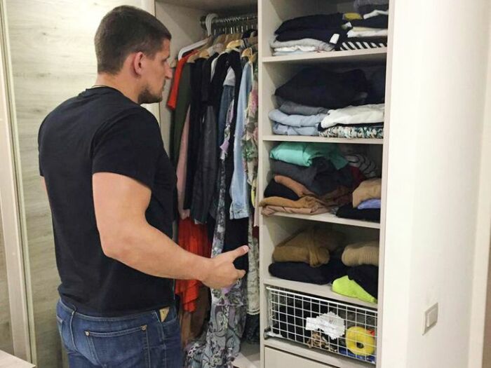Муж не сможет найти свои вещи в общем шкафу. / Фото: mirtesen.ru