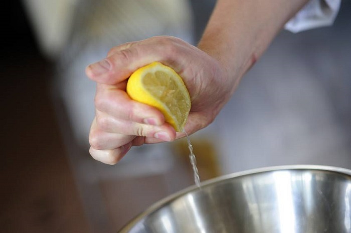 Сок лимона при тепловой обработке становится горьким. / Фото: delaj-sam.ru