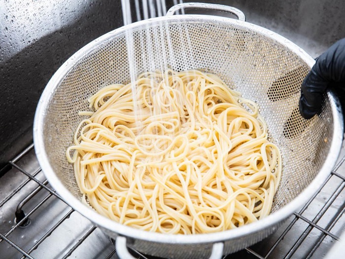Если промыть макароны, исчезнет крахмал, который скрепляет пасту с соусом. / Фото: vladtime.ru