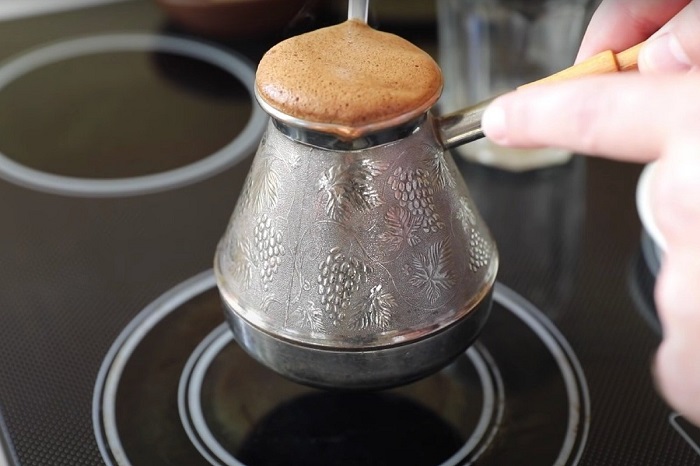 Кофе лучше нагревать в турке. / Фото: pp-pohudenie.ru