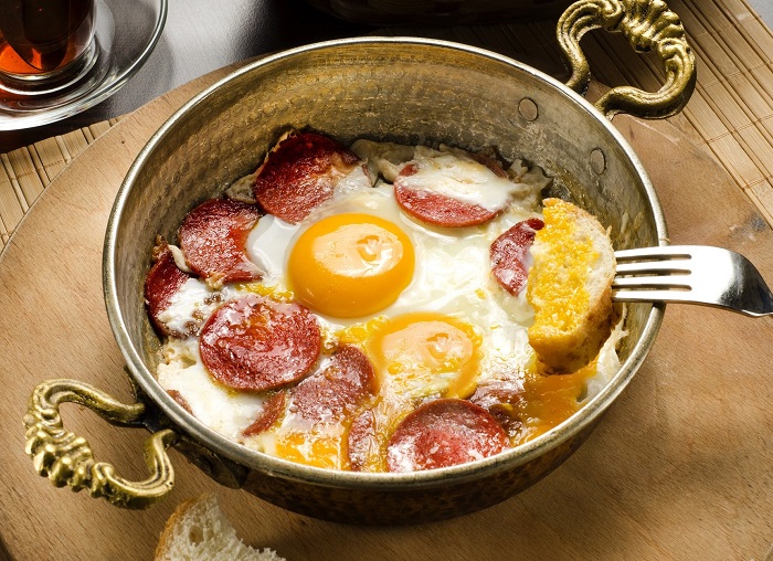 В медной сковороде с тонкими стенками яйца равномерно прожариваются. / Фото: depositphotos.com