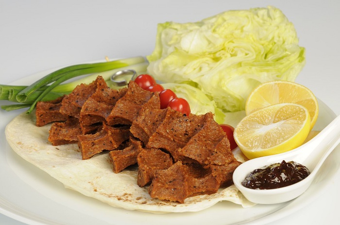 Традиционное турецкое блюдо чиг кофте. / Фото: thespruceeats.com