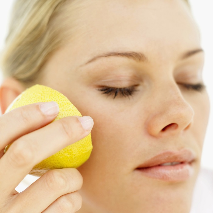 Из-за лимонного сока могут появиться пигментные пятна. / Фото: modnyeidei.ru