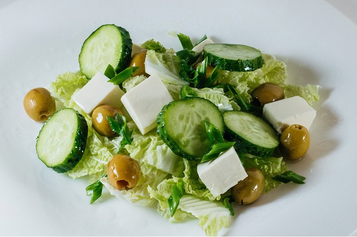 Магазинный салат с огурцами и оливками. / Фото: milkalliance.com.ua