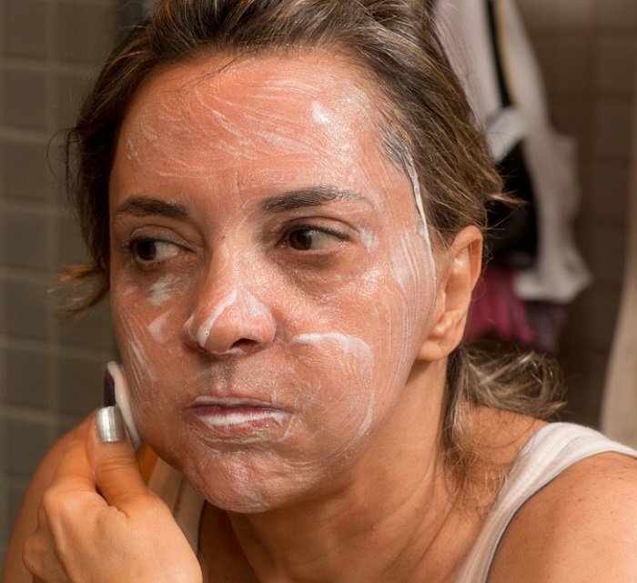 Если утром наносите солнцезащитный крем, вечером очищайте лицо