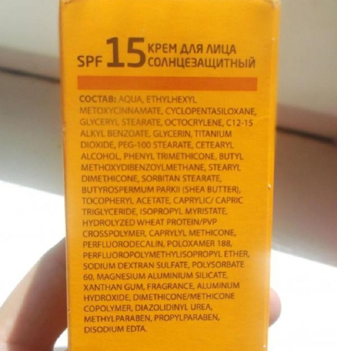 Перед покупкой нужно ознакомиться с составом солнцезащитного крема. / Фото: otzovik.com